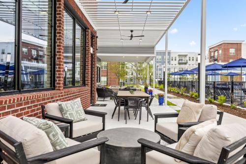 Apartment Rentals in Chattanooga, TN - Clubhouse-Back-Patio-with-Seating-Areas