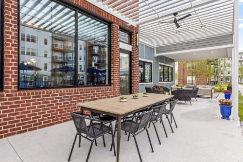 Apartment Rentals in Chattanooga, TN - Clubroom-Outdoor-Back-Porch-Area
