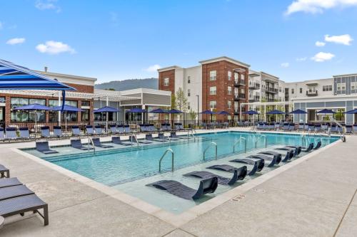 Apartment Rentals in Chattanooga, TN - Pool-and-Patio-Area-Daytime
