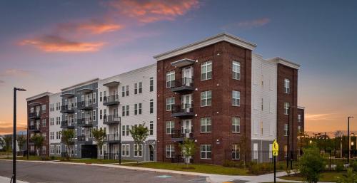 Apartments for rent in Chattanooga, TN - Building-Exterior-and-Parking-Area-at-Dusk