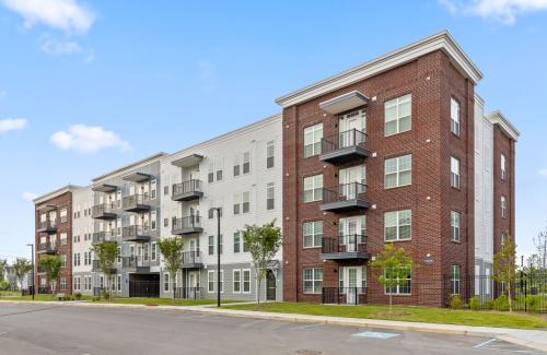 Apartments for rent in Chattanooga, TN -Exterior-Building-and-Parking-Area-Daytime