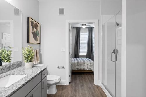 Two-Bedroom Apartments for Rent in-Chattanooga-TN-Model-Bathroom-View-to-Bedroom-Colchester